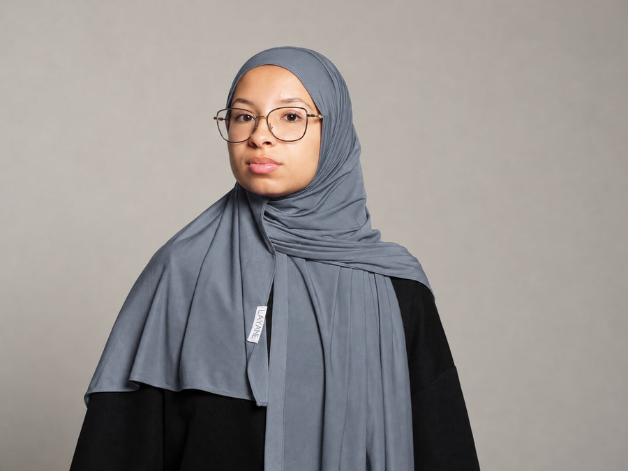 Breathable Jersey Dusty Blue porté par un mannequin