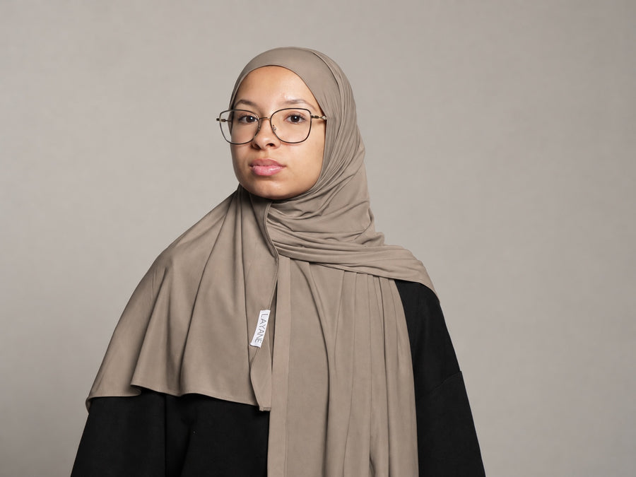 Breathable Jersey Light Taupe porté par un mannequin